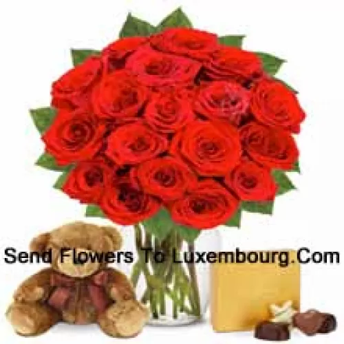 11 czerwonych róż z paprotkami w szklanej wazie w towarzystwie importowanego pudełka czekoladek i uroczego brązowego misia pluszowego o wysokości 12 cali