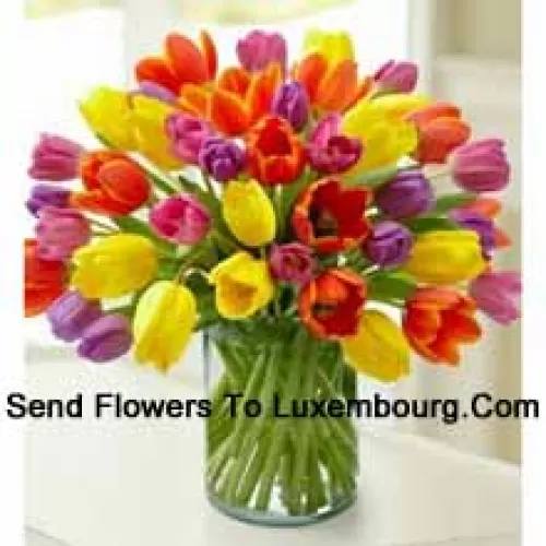 Tulipas Coloridas Misturadas em um Vaso de Vidro - Por favor, note que, em caso deindisponibilidade de certas flores sazonais, as mesmas serão substituídas por outras flores de mesmo valor