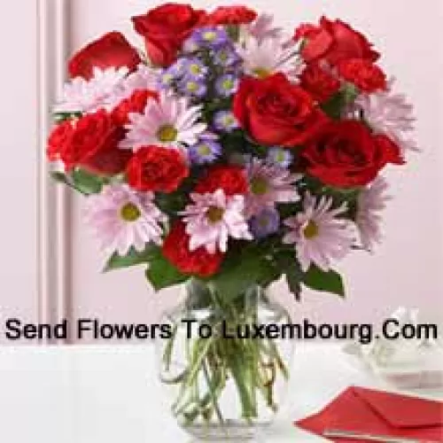 Trandafiri roșii, garoafe roșii și gerbera roz cu umpluturi sezoniere într-o vază de sticlă - 25 tulpini și umpluturi