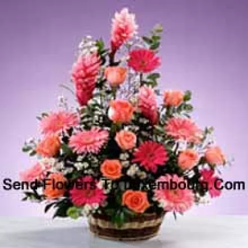 Kosz z różnorodnymi kwiatami, w tym gerberami, różami i sezonowymi dodatkami