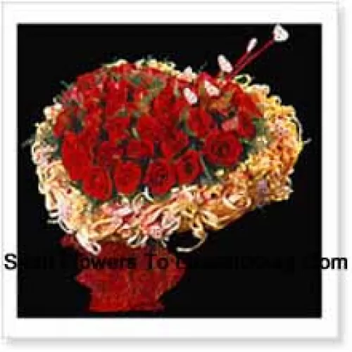 Hartvormige opstelling van 51 rode rozen