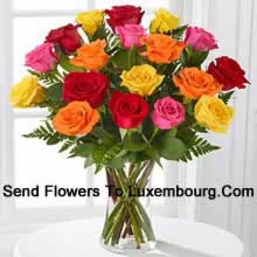 19 разноцветных роз с сезонными наполнителями в стеклянной вазе